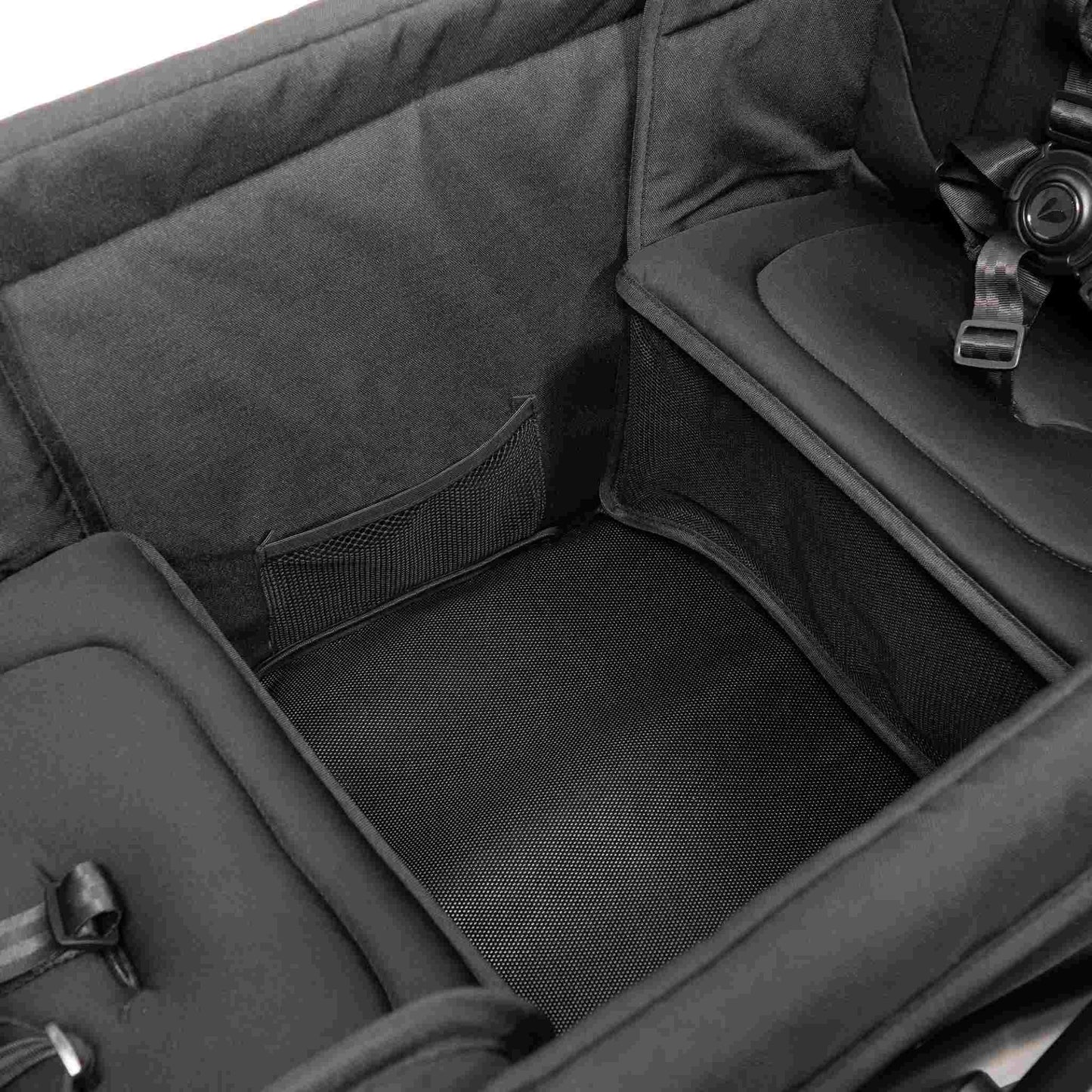 LarktalecaravancoupeLTEAustralia-RaisedSeatsFootWell