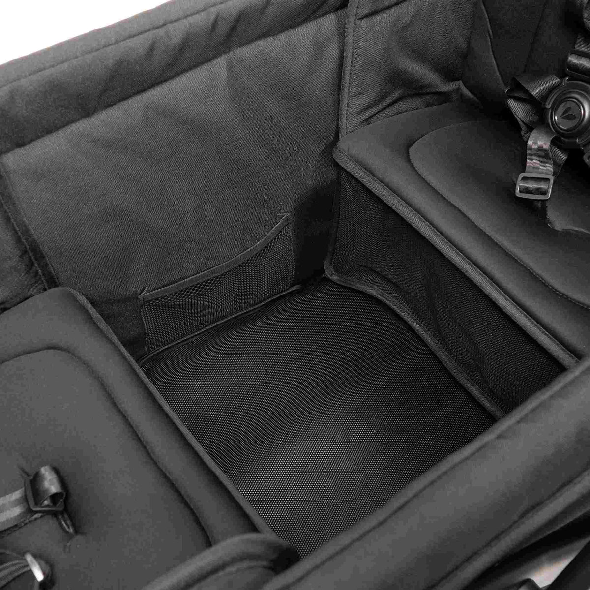 LarktalecaravancoupeLTEAustralia-RaisedSeatsFootWell